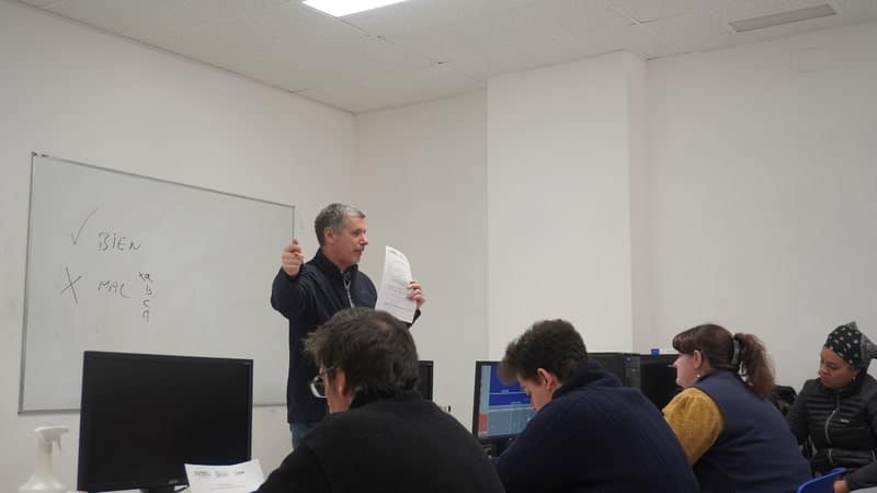 Profesor dando clase en un aula del centro de formación de Lacor